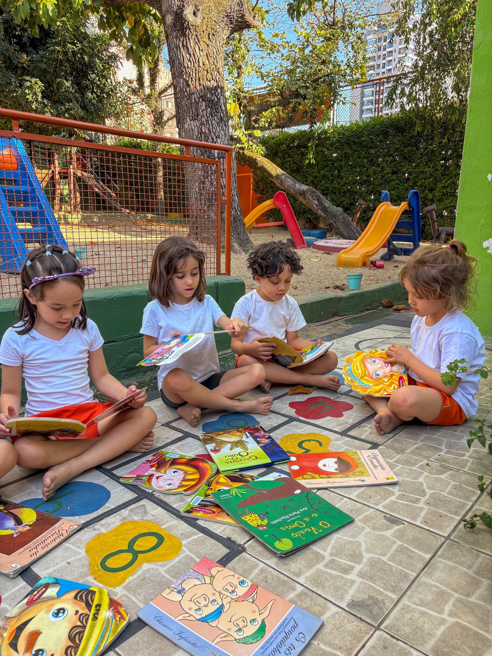 Roda de leitura com livros ao ar livre