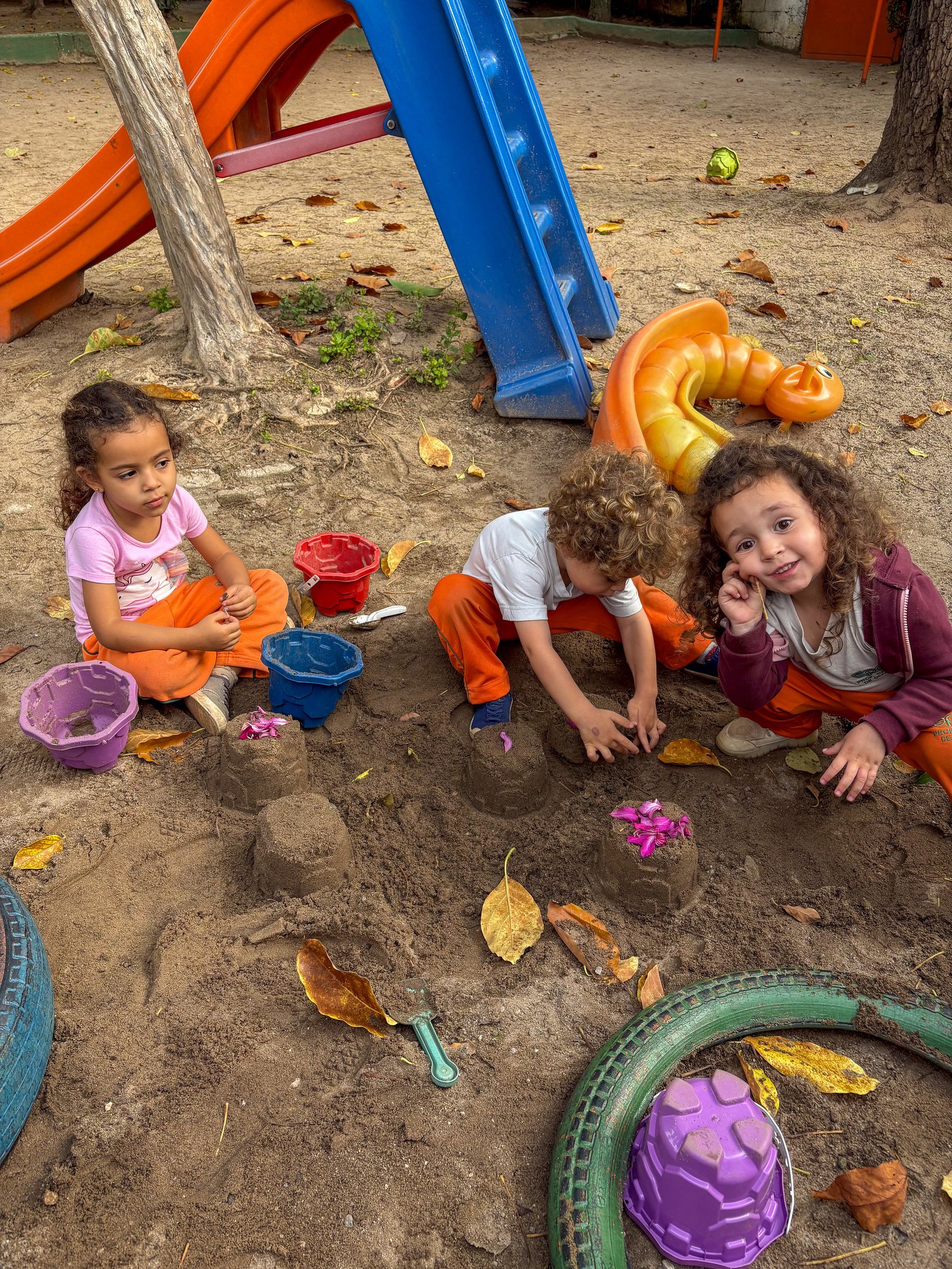 Crianças brincando no tanque de areia do parque da EPCO